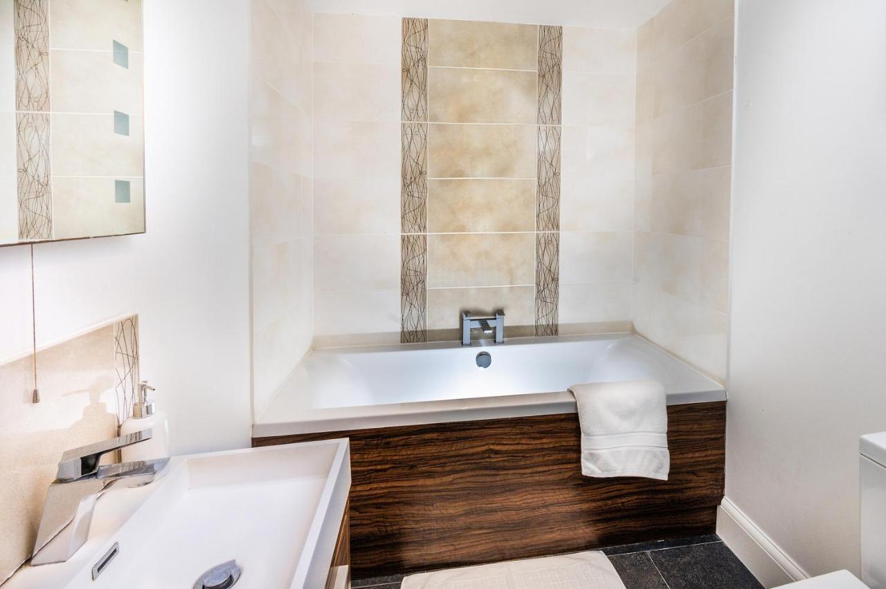 Modern & Spacious 2-Bed Flat With Secure Parking Reading Esterno foto