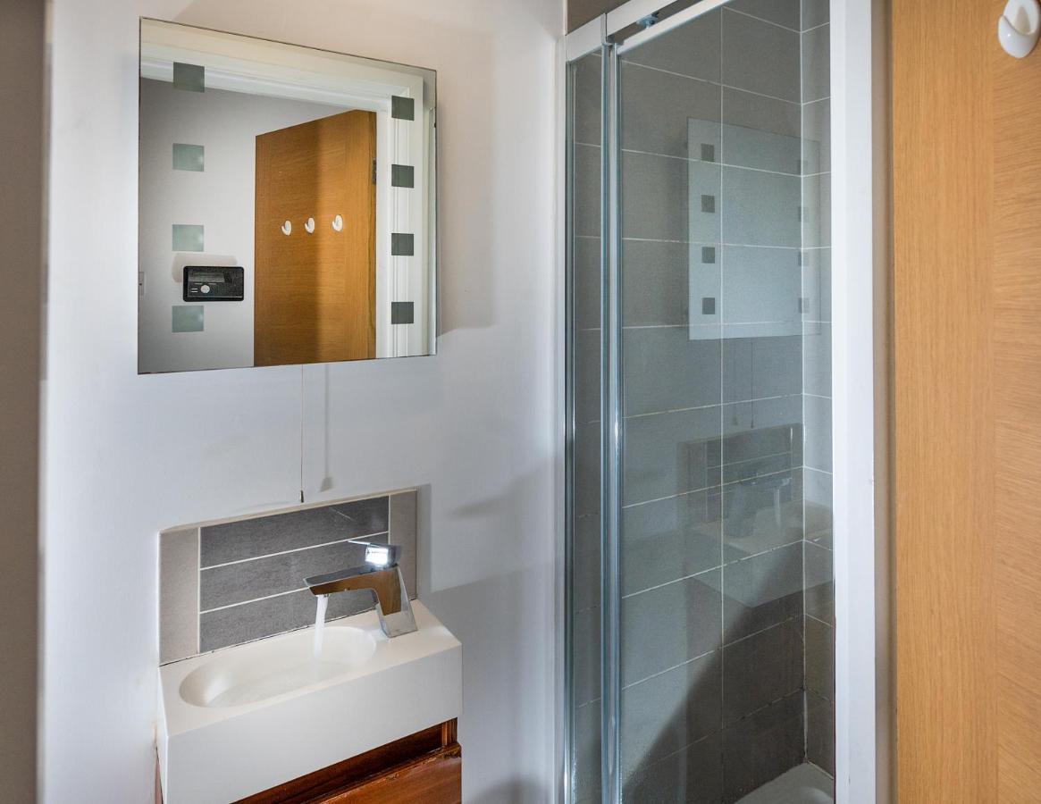 Modern & Spacious 2-Bed Flat With Secure Parking Reading Esterno foto